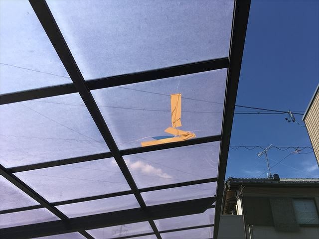 パネルが割れたところをテープで補修